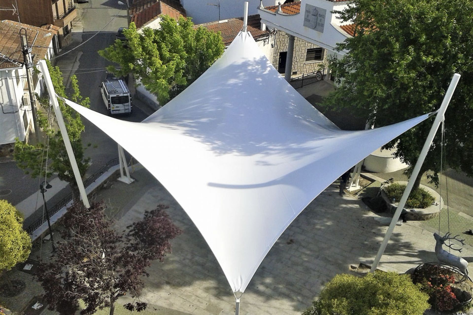 cubierta de lona tensada en forma de paraboloide hiperbólico que cubre la plaza del ayuntamiento de 